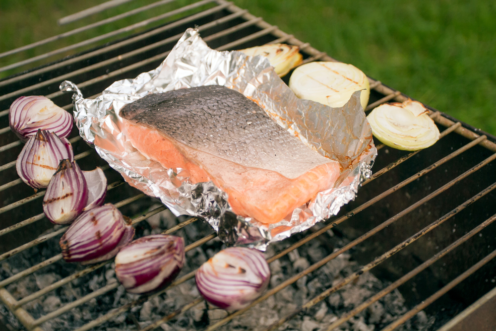 Pasta barbecuesalade met zalm van de barbecue